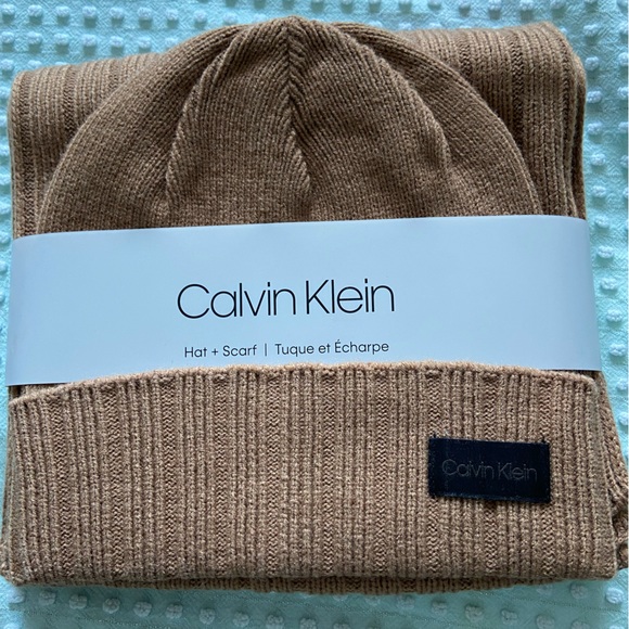 Calvin Klein hat/scarf - Picture 1 of 4